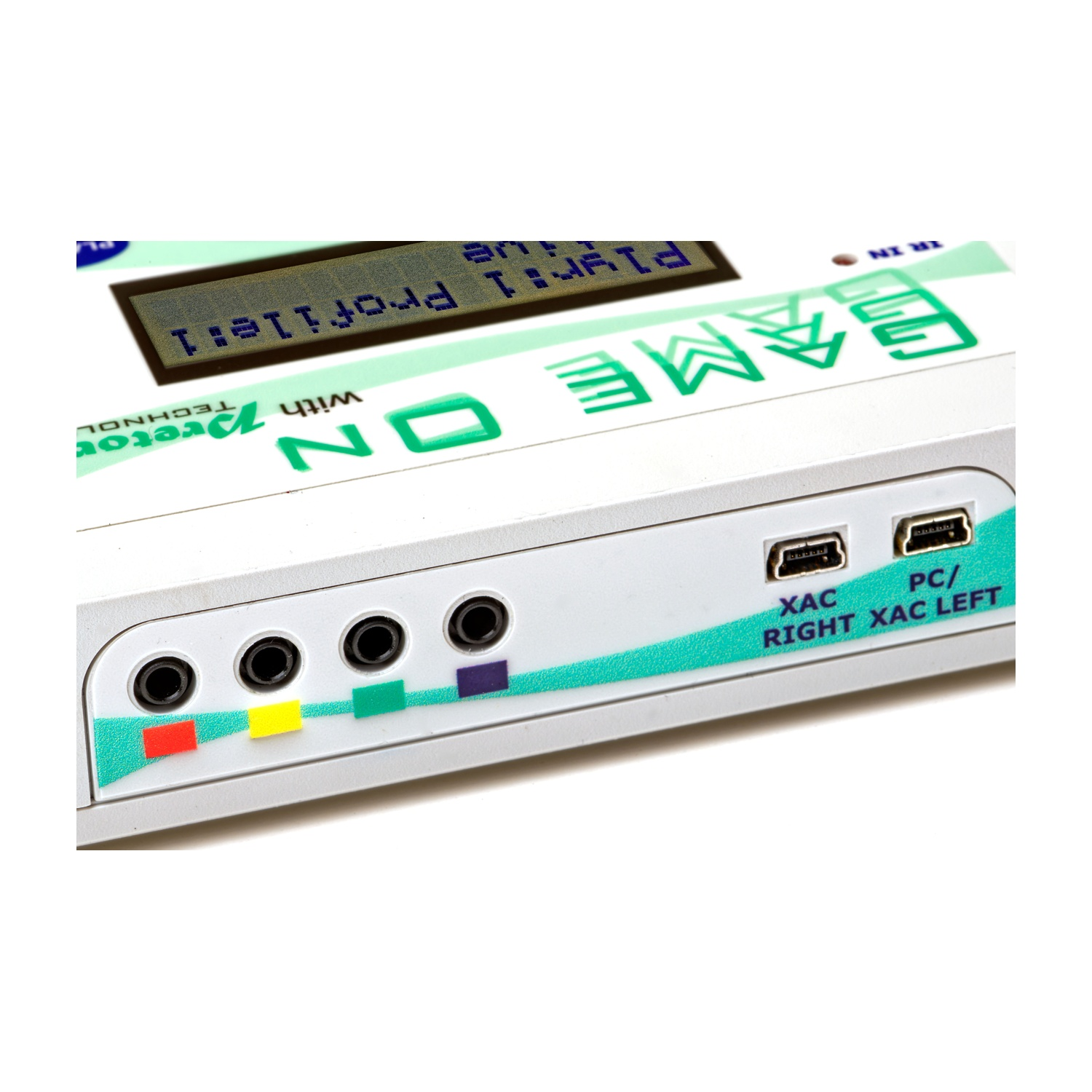 Un dispositivo bianco con "GAME ON" e porte.