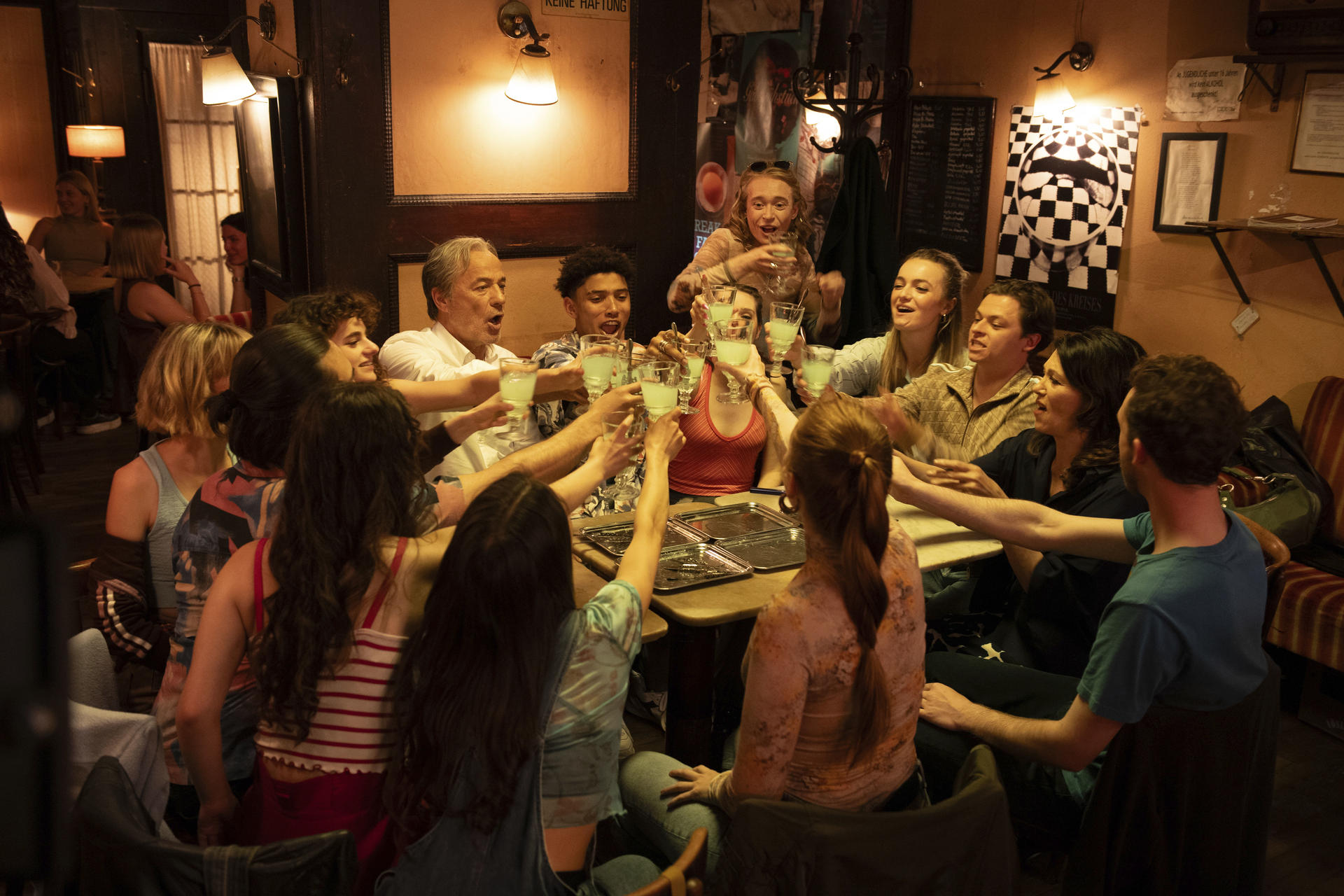 Eine Gruppe von Menschen, die in einem Restaurant anstoßen.