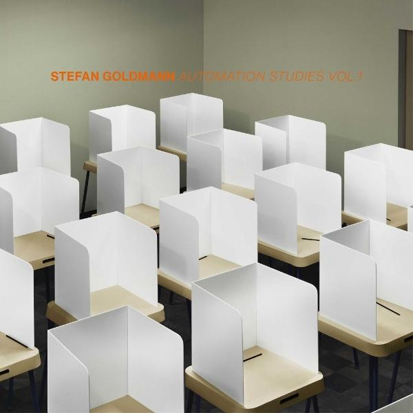 Viele weiße Trennwände auf Holztischen, daneben "STEFAN GOLDMANN AUTOMATION STUDIES VOL.1"