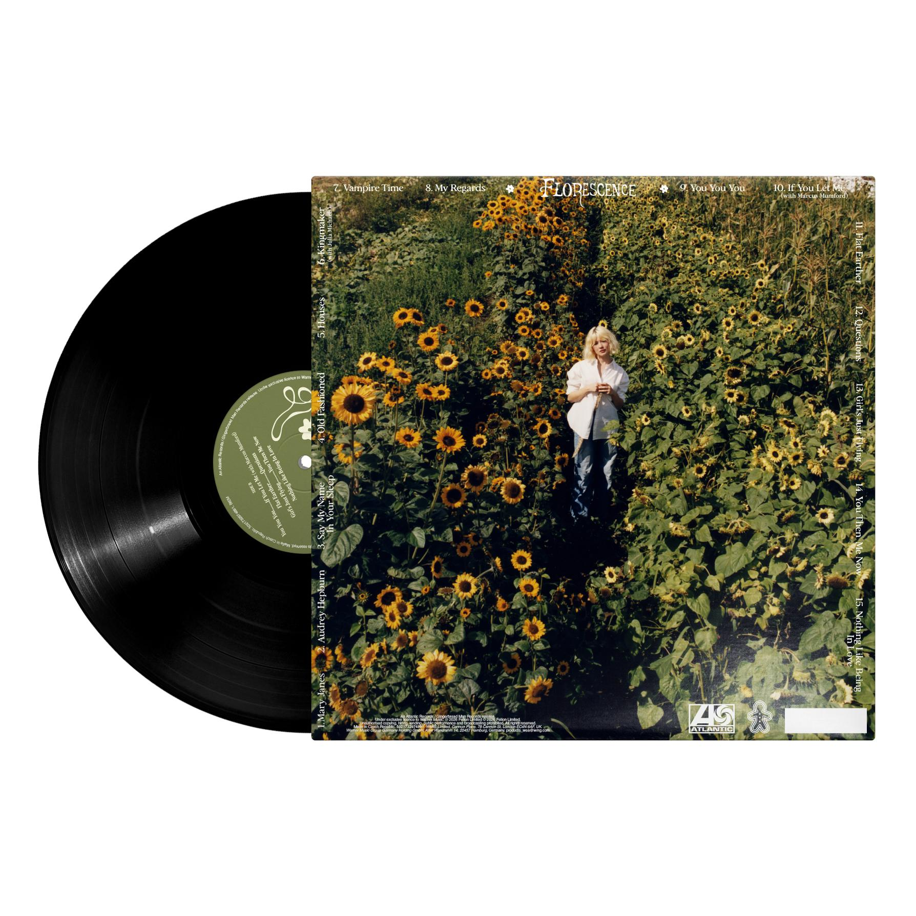Eine Frau steht in einem Feld voller Sonnenblumen. Eine schwarze Schallplatte liegt links.