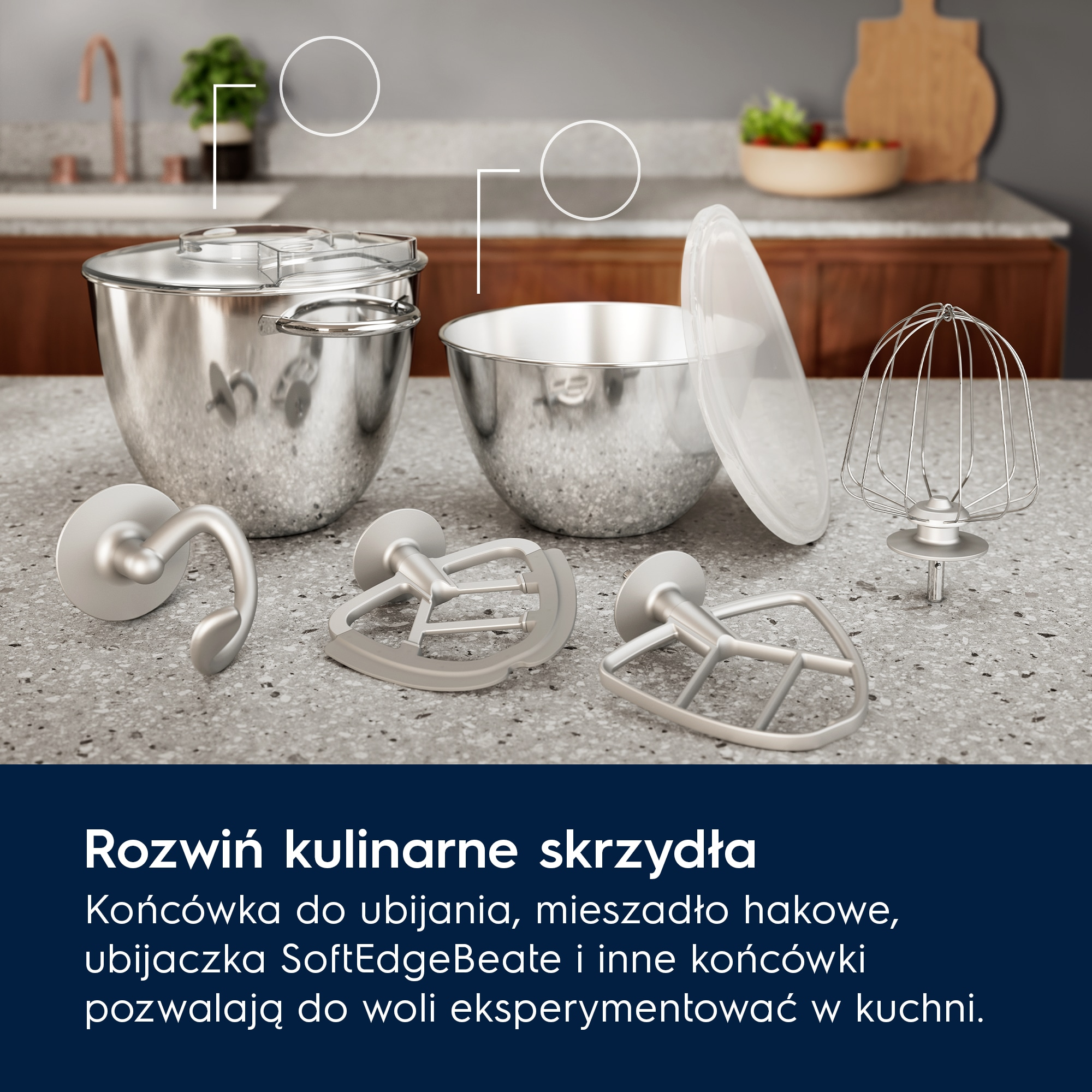 Akcesoria miksera kuchennego: miska, trzepaczka, hak i mieszadło na blacie.