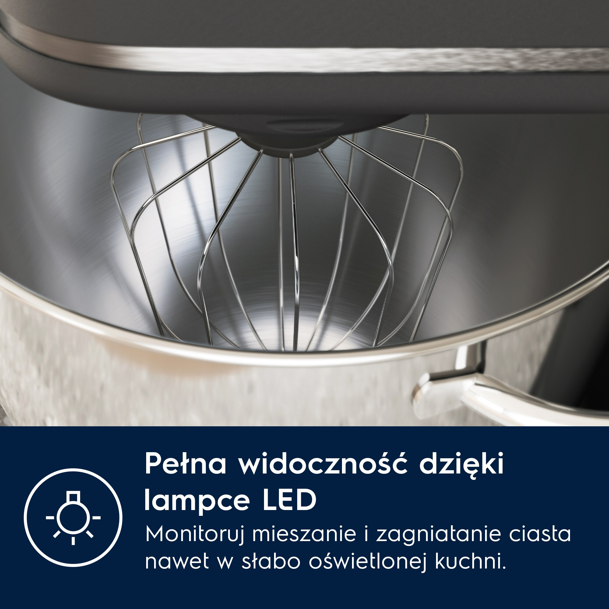 Zbliżenie miksera kuchennego z trzepaczką i misą ze stali nierdzewnej.