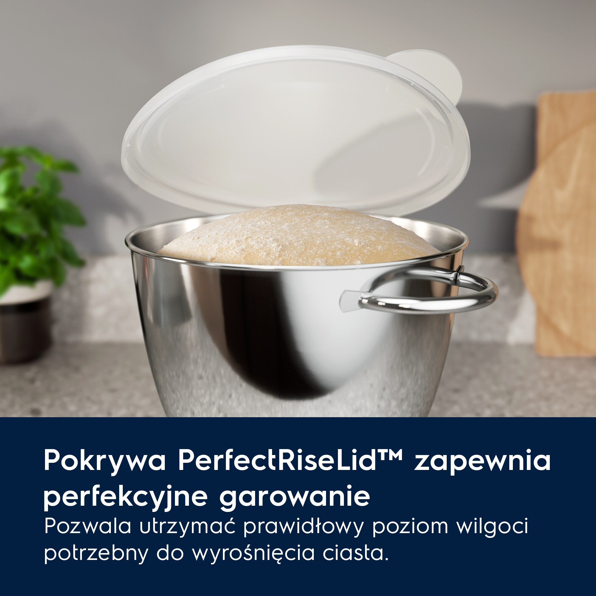 Ciasto z białą pokrywką w misce ze stali nierdzewnej.