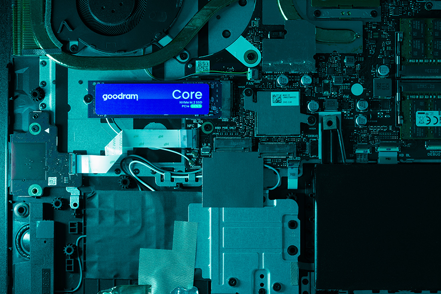 Dysk SSD PCIe Goodram NVMe M.2 wewnątrz wewnętrznych komponentów komputera.