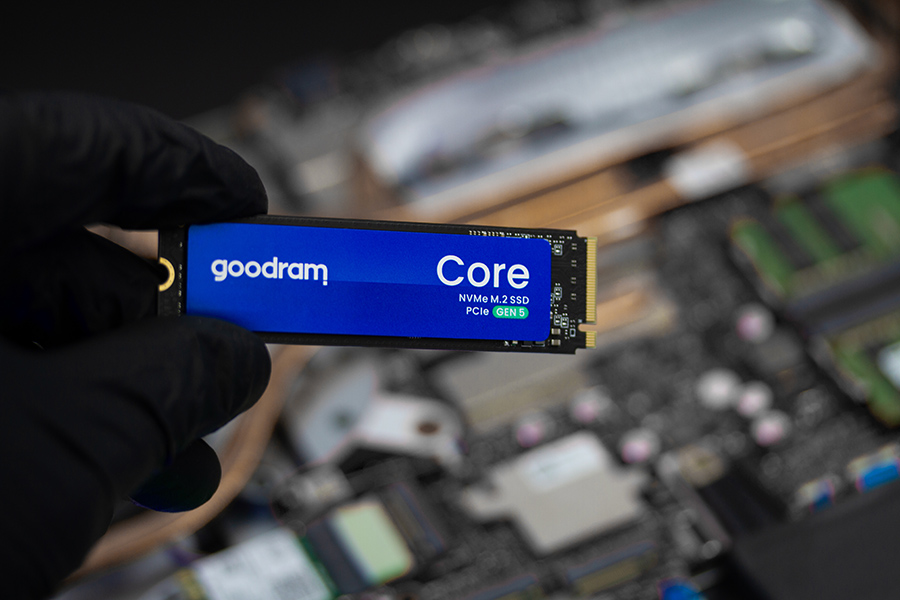 Dłoń w czarnej rękawiczce trzyma Goodram Core NVMe M.2 SSD PCIe Gen 5.