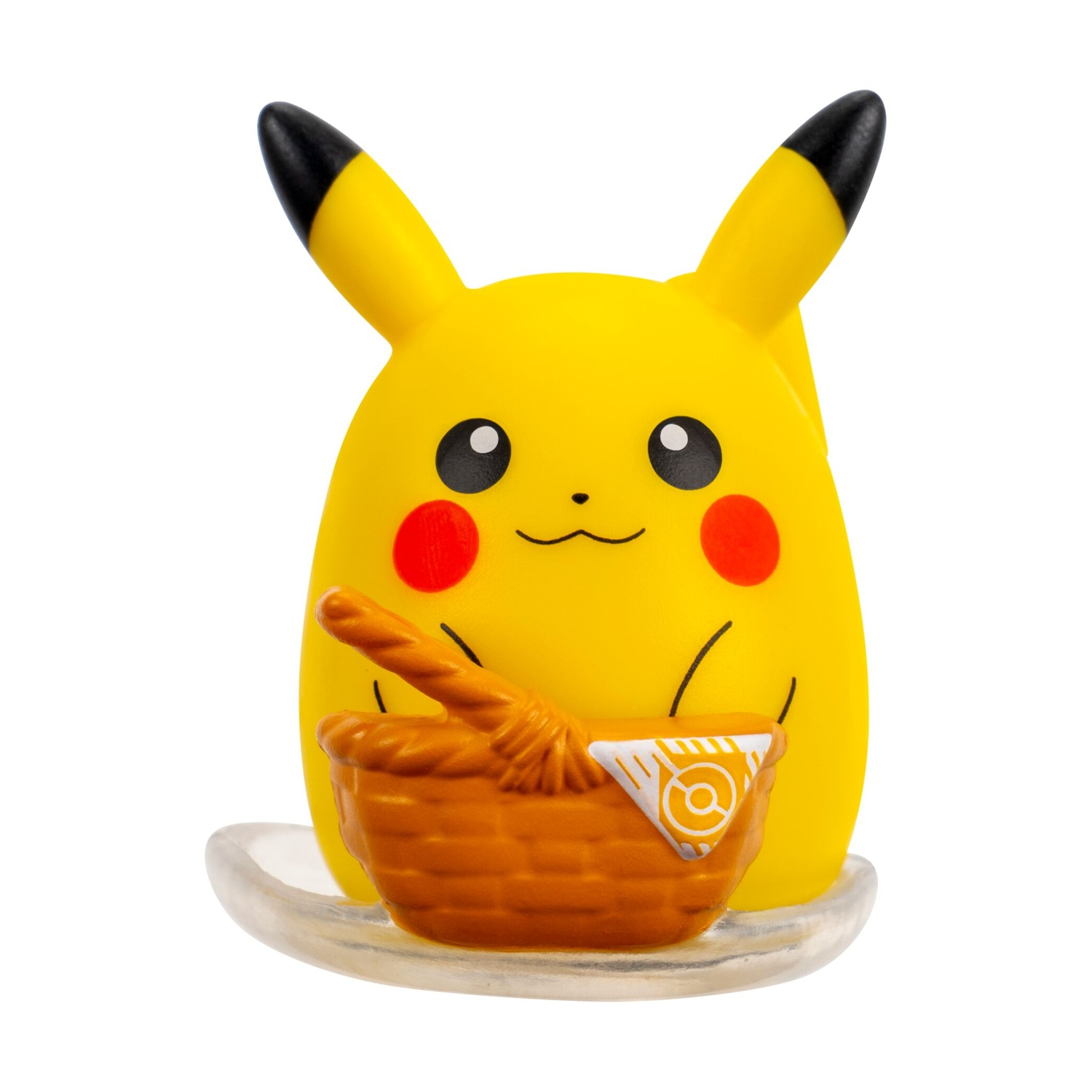 Statua di Pikachu con un cestino e simbolo Pokeball su sfondo bianco.
