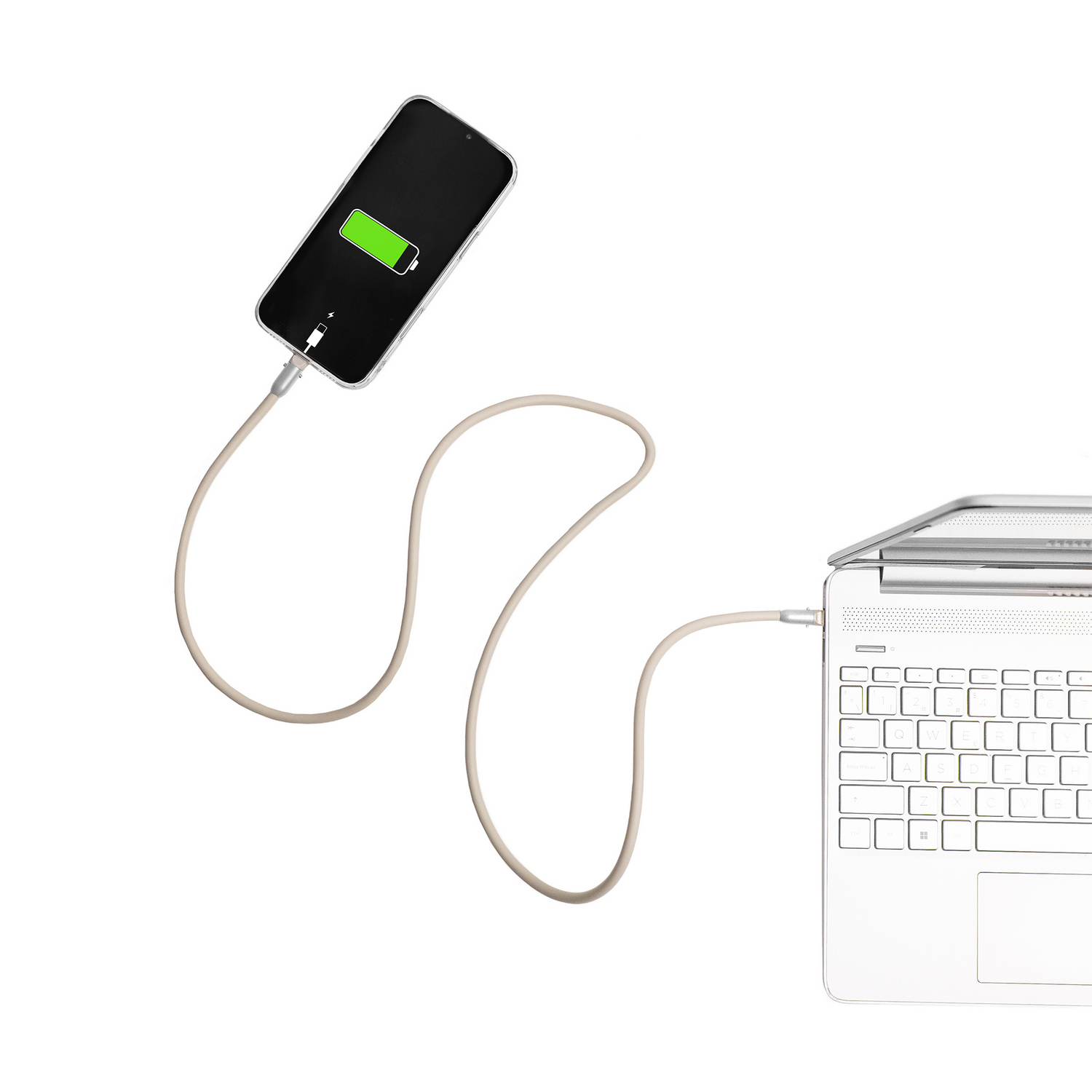 Un smartphone se conecta a un portátil mediante un cable USB.