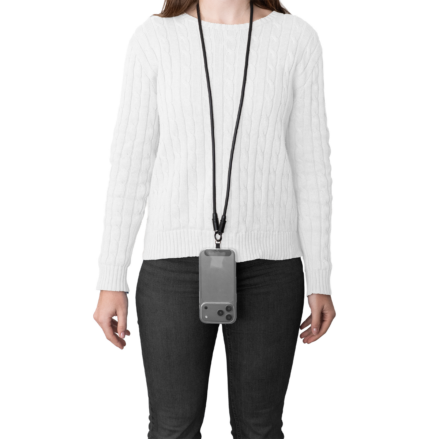 Una persona con jersey blanco, jeans y funda de teléfono con cordón.