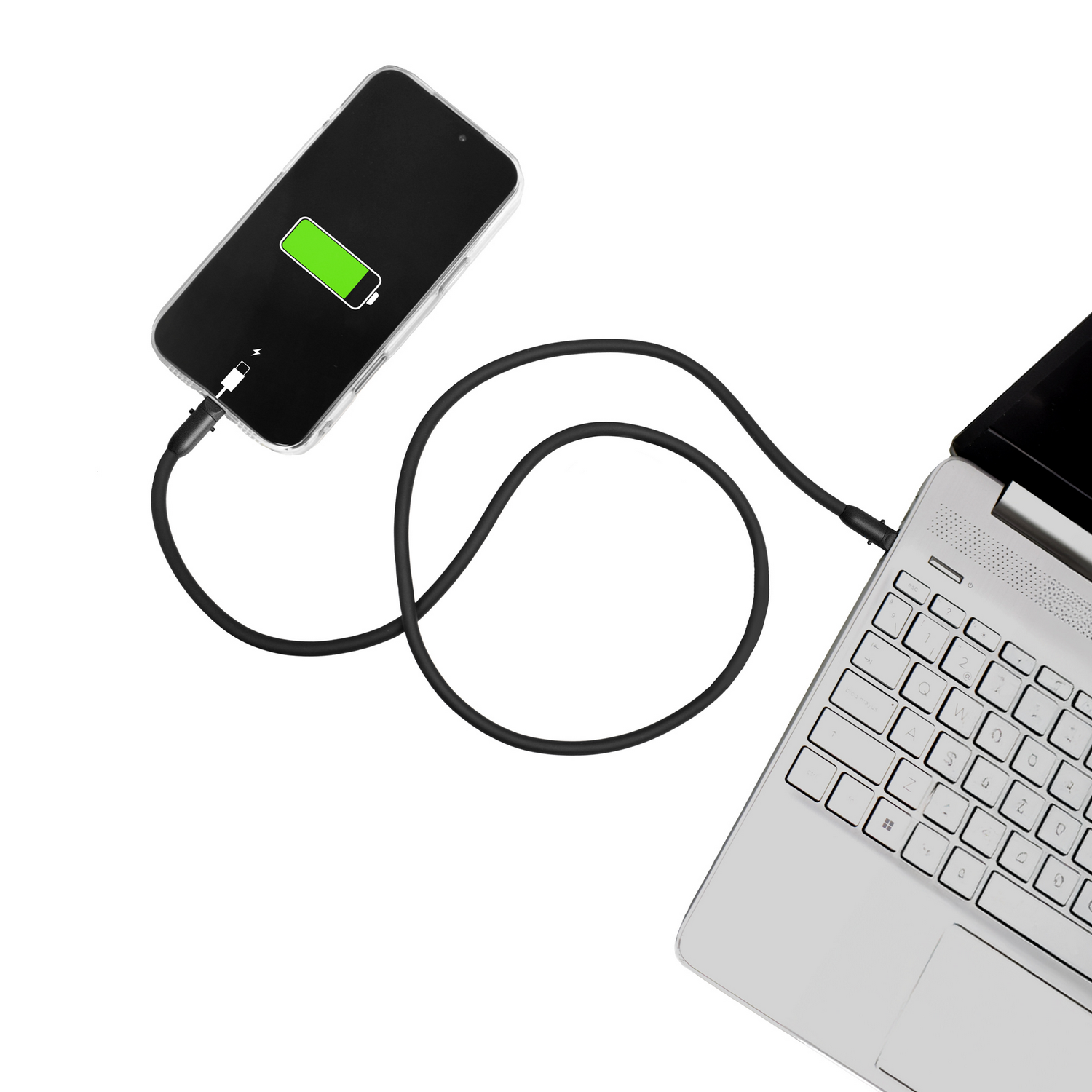 Un smartphone se conecta a un portátil para cargarlo. El icono de carga es visible.