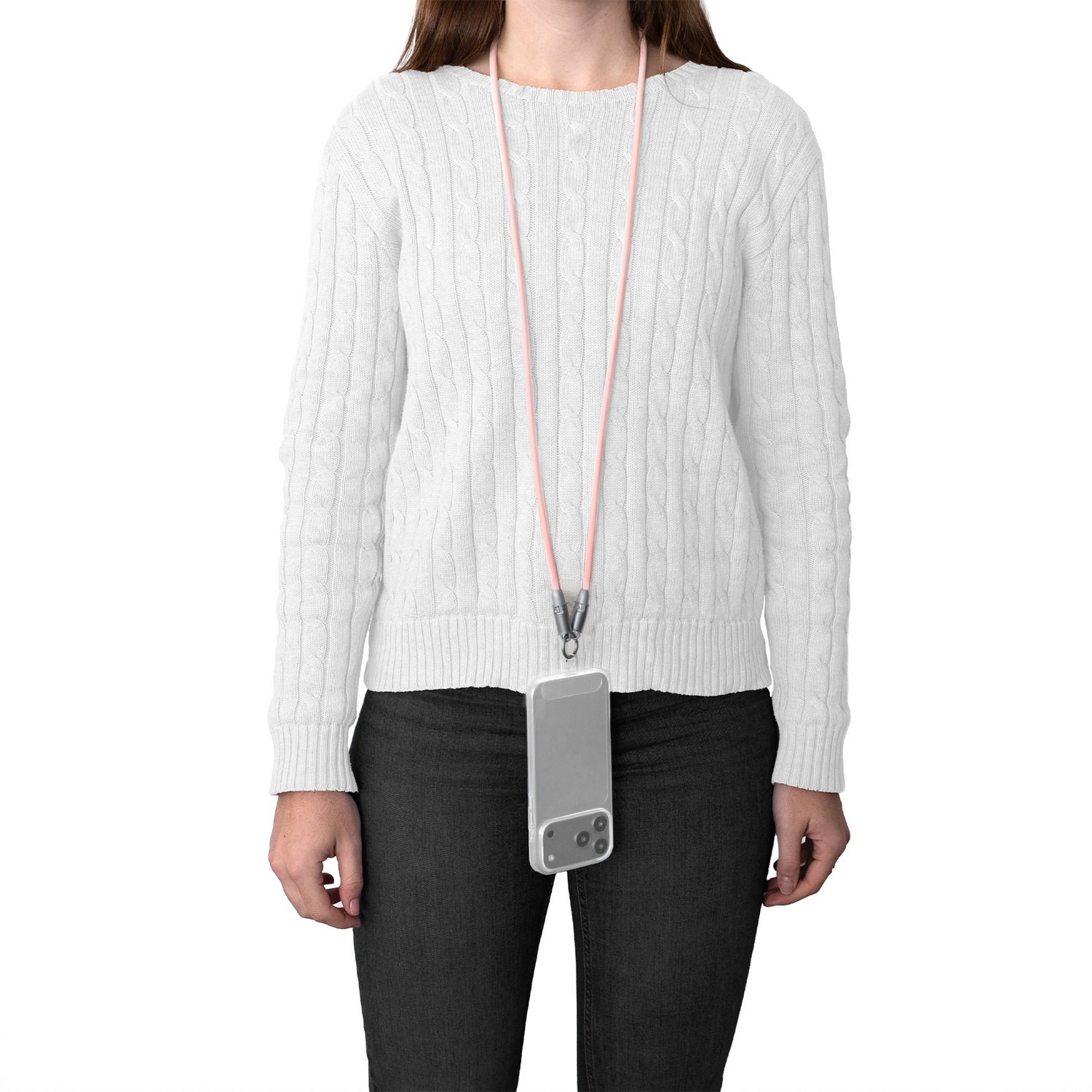 Persona con jersey blanco de punto y cordón rosa para móvil con móvil plateado.