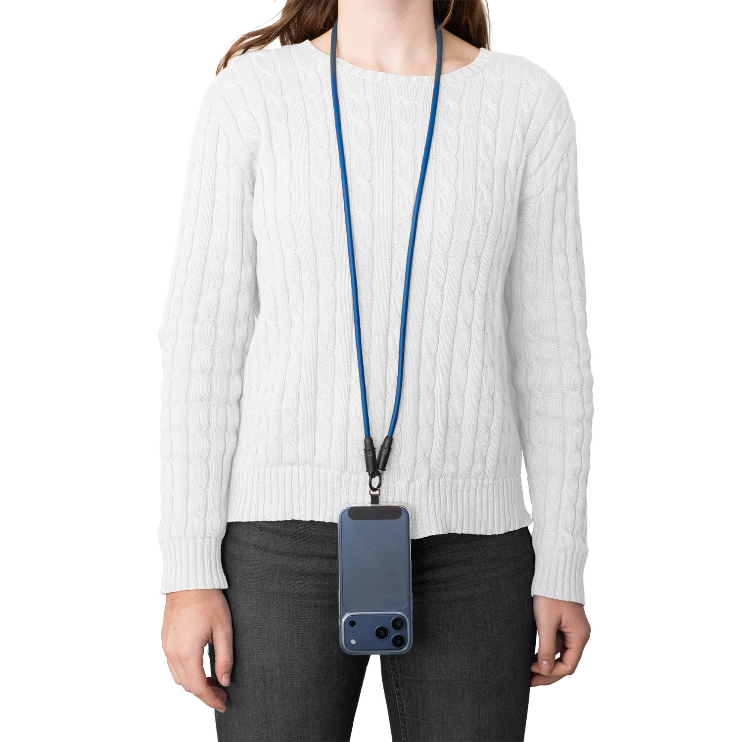 Mujer con jersey blanco de punto trenzado y cordón para móvil.