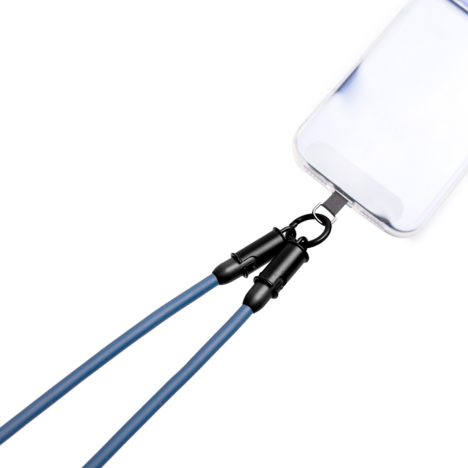 Un cordón azul con clip negro unido a una funda transparente.