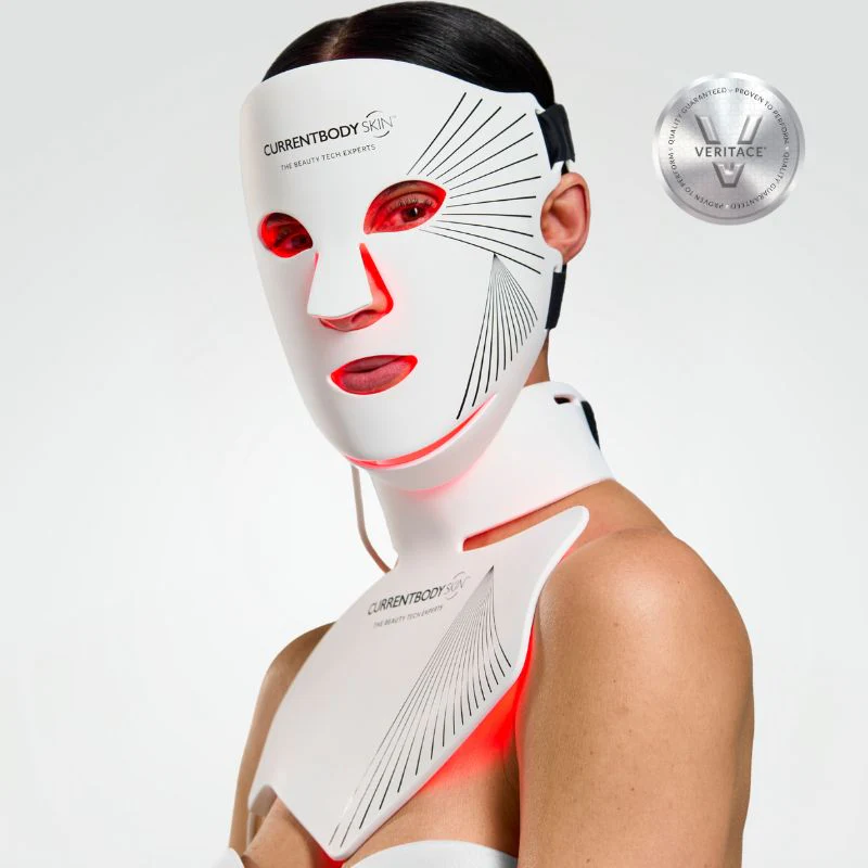 Una persona usa una máscara facial LED blanca y un accesorio para el cuello con luces rojas.
