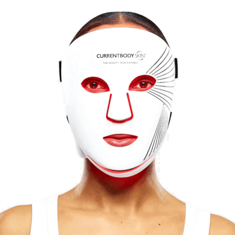 Una mujer usa una mascarilla facial LED blanca con luces rojas en ojos y boca.