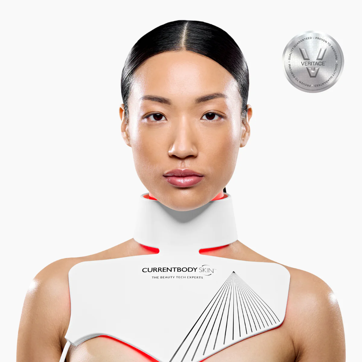 Mujer con dispositivo LED rojo en cuello y pecho, fondo blanco.