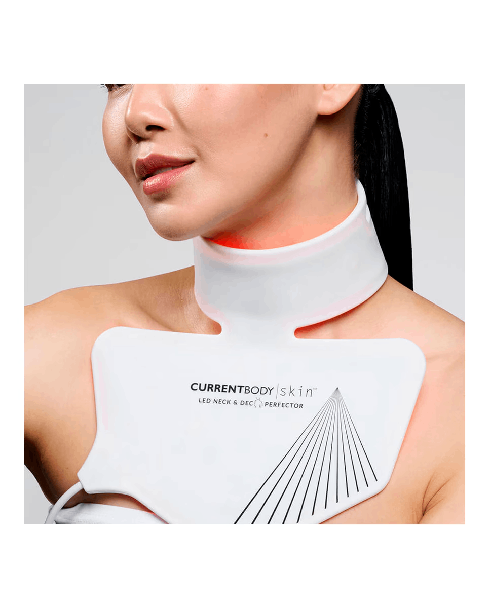 Mujer usando un dispositivo LED blanco para cuello y escote que emite luz roja.