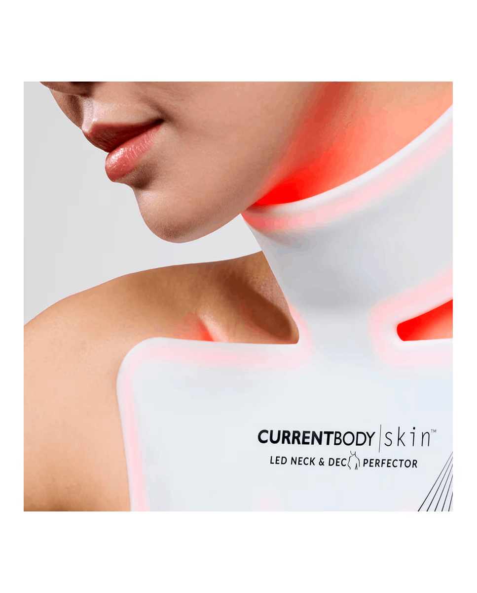 Cuello y hombro de mujer con un perfeccionador LED blanco para cuello y escote emitiendo luz roja.