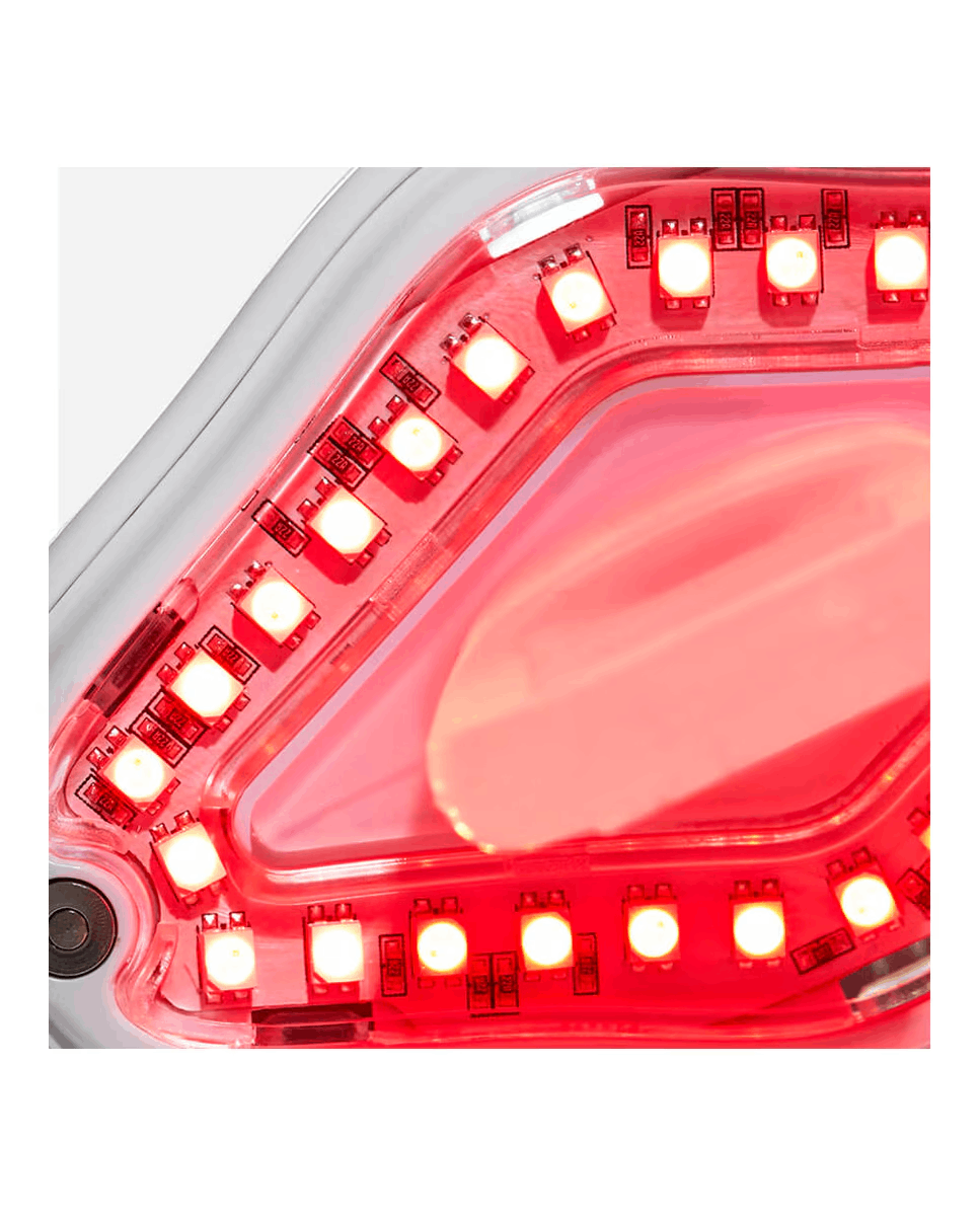 Primer plano de LED rojos en una carcasa transparente.