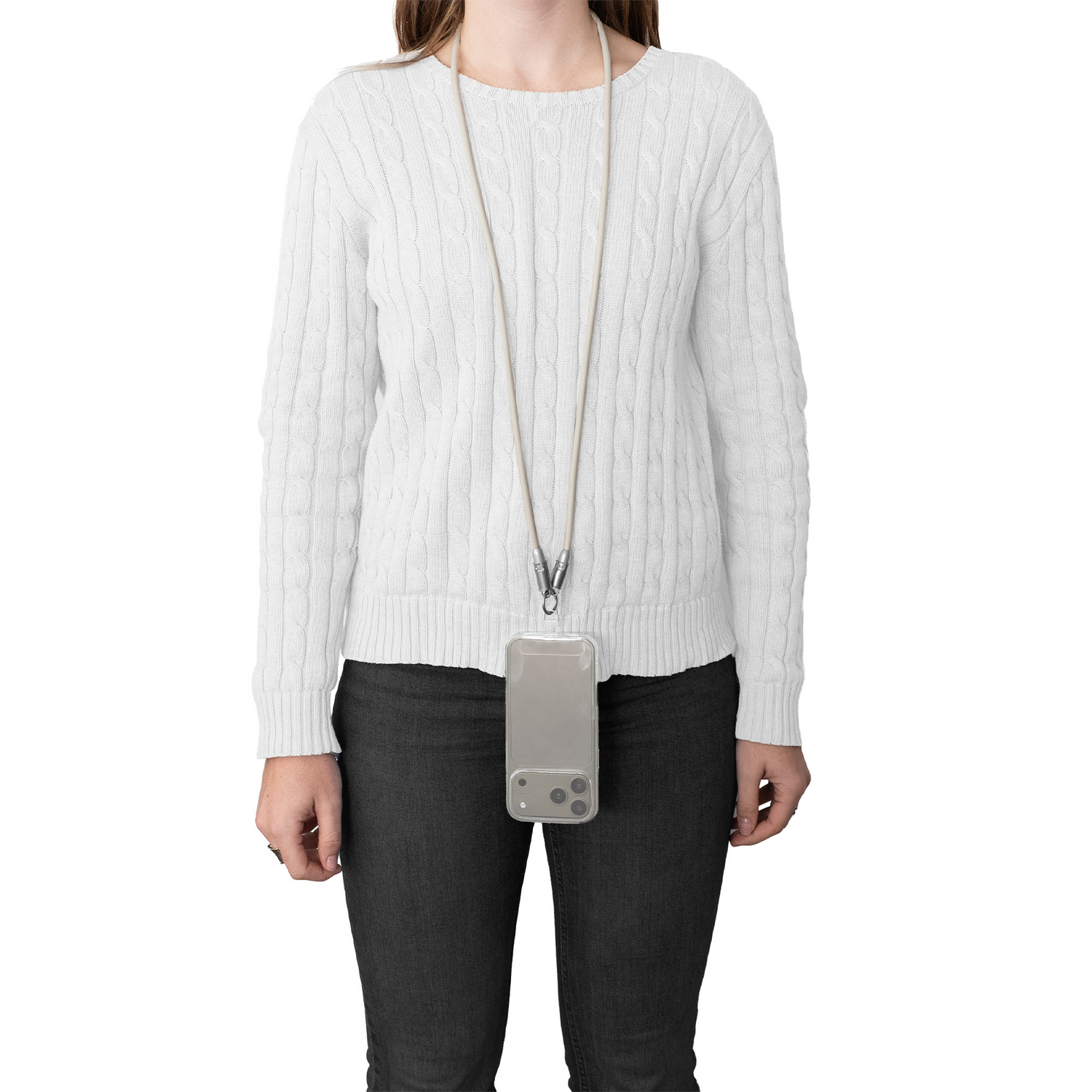 Una persona lleva un suéter blanco y una funda de teléfono transparente con cordón.