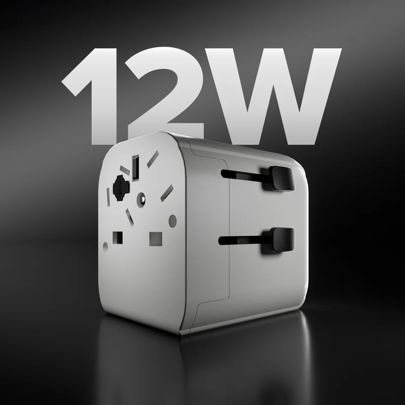 Ein weißer Universaladapter mit verschiedenen Steckdosen und zwei ausziehbaren Steckern.