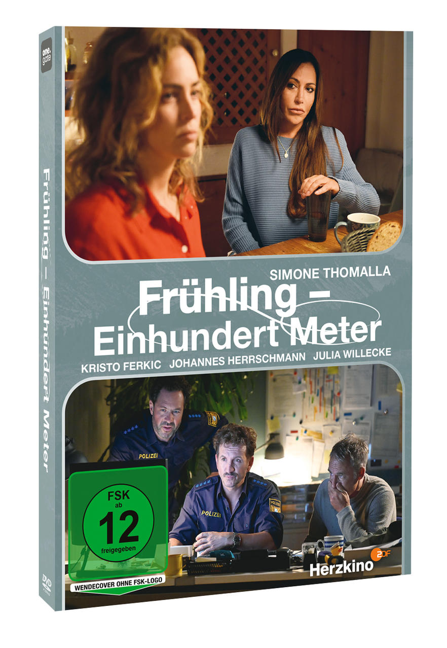 Drei Polizisten in einem Raum, zwei Frauen sitzen am Tisch.