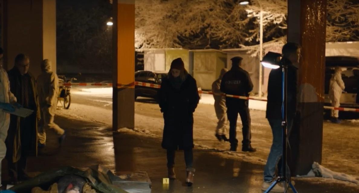 Tatort bei Nacht, Polizei sperrt Bereich ab. Ein Leichensack liegt am Boden.