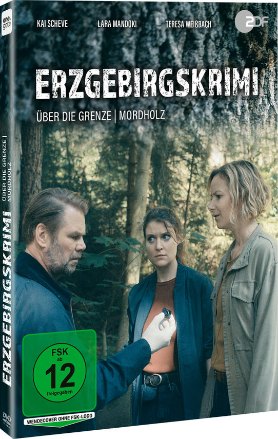 Drei Personen stehen im Wald. Einer hält ein kleines Objekt in der Hand.