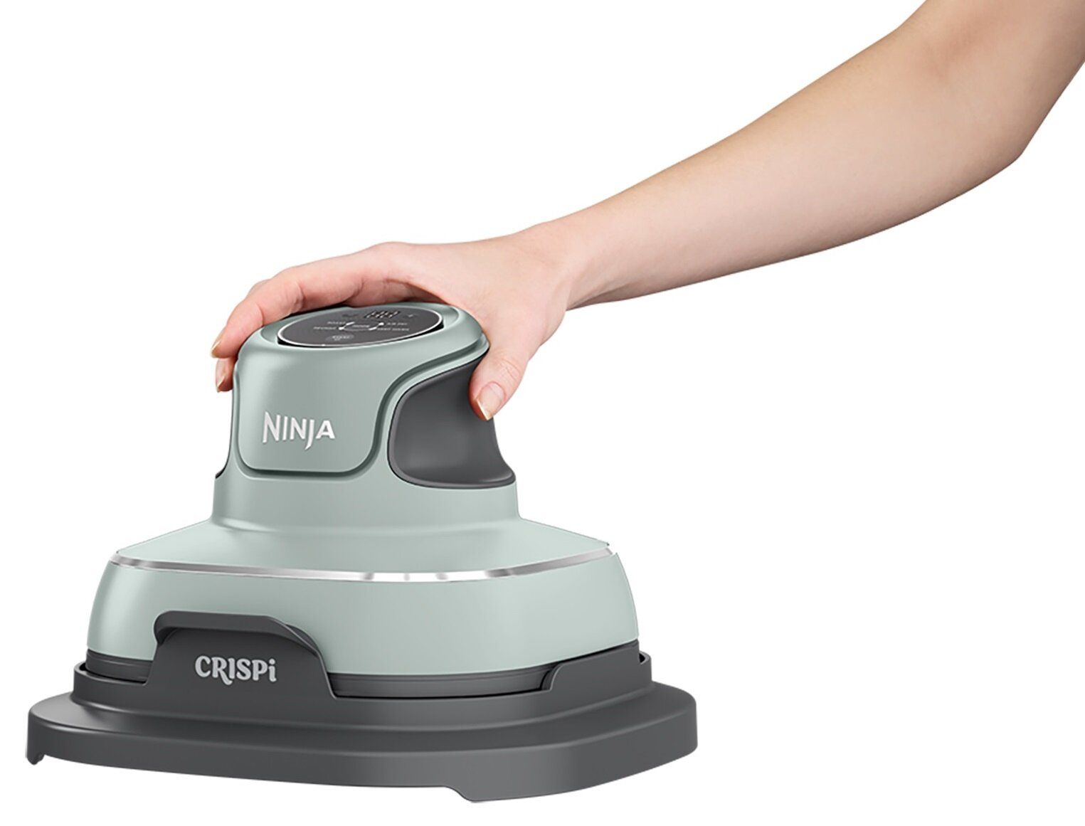 Ręka obsługuje jasnosieloną pokrywę frytkownicy beztłuszczowej Ninja Crispi.