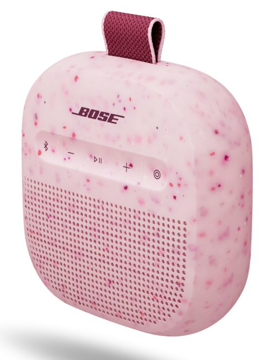 Różowy głośnik Bose z cętkami i przyciskami sterującymi.