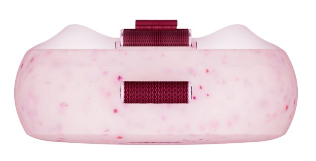 Różowy wałek do skóry z różowymi cętkami i dwoma wałkami.
