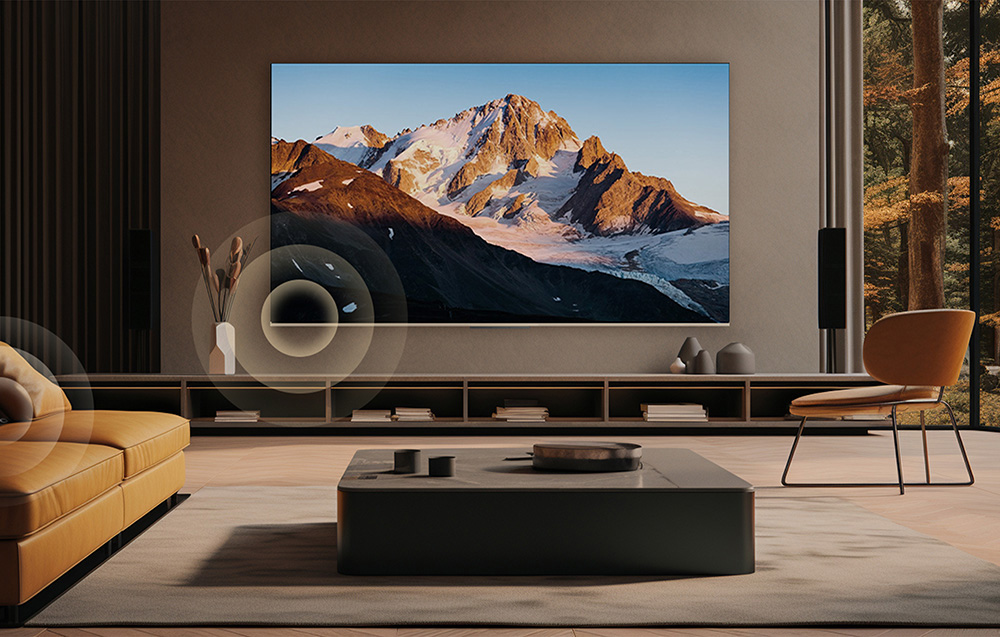 Nowoczesny salon z dużym telewizorem pokazującym góry.