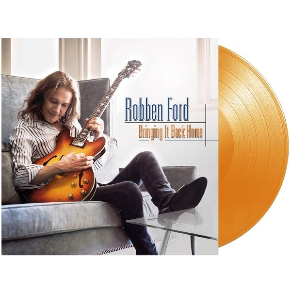 Mann mit Gitarre sitzt auf Sofa, Albumcover 