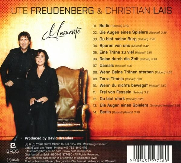 Ute Freudenberg & Christian Lais sitzen vor einem Sessel. Liederliste ist rechts.