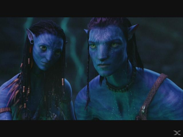 Zwei blaue Außerirdische mit grünen Augen stehen eng beieinander in dunkler Umgebung.
