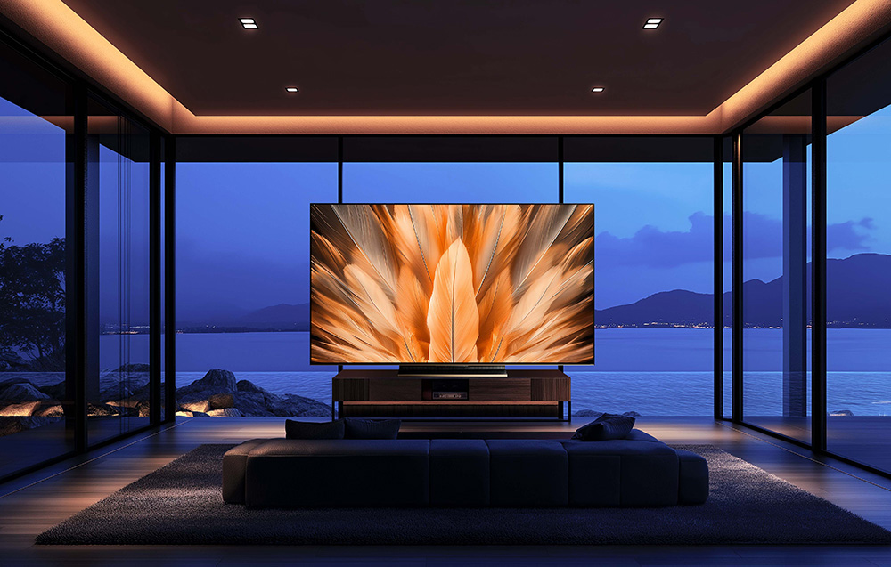 Nowoczesny salon z oknami od podłogi do sufitu z widokiem na morze nocą.