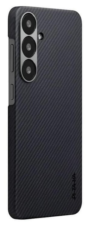 Czarna obudowa telefonu z wzorem karbonu i trzema obiektywami.