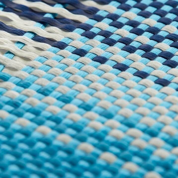 Tkany wzór z białych, jasnoniebieskich i ciemnoniebieskich pasm.