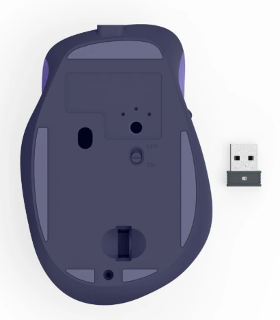 Spód fioletowo-niebieskiej myszy obok klucza USB.