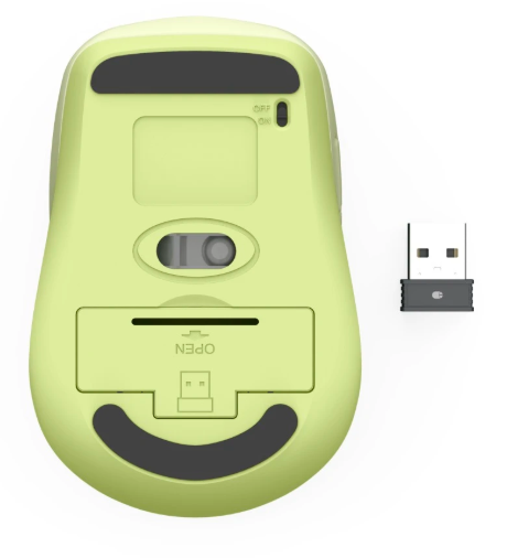 Spód jasnooliwnej myszy z pendrivem USB obok.