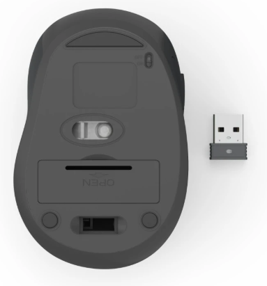 Spód szarej myszy komputerowej z obok leżącym kluczem USB.