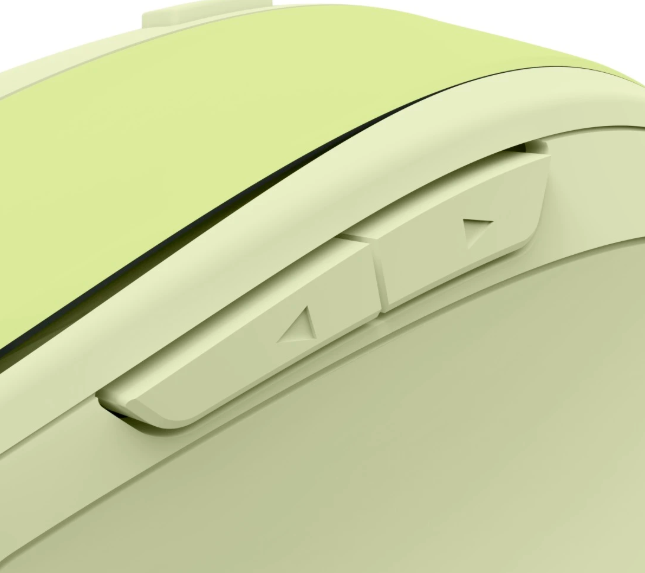 Zbliżenie jasnooliwkowej myszy komputerowej z dwoma przyciskami oznaczonymi strzałkami.