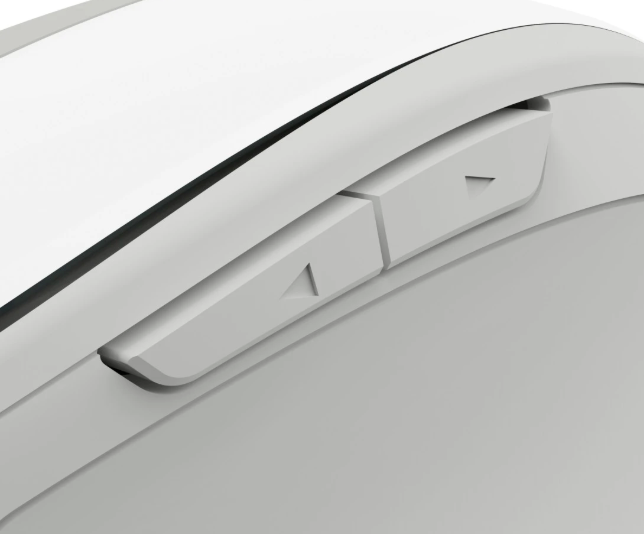 Zbliżenie białej myszy komputerowej z dwoma szarymi przyciskami.