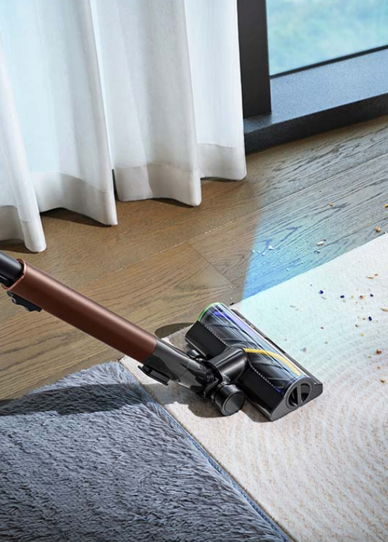 Odkurzacz czyści dywany i drewniane podłogi z zanieczyszczeń.