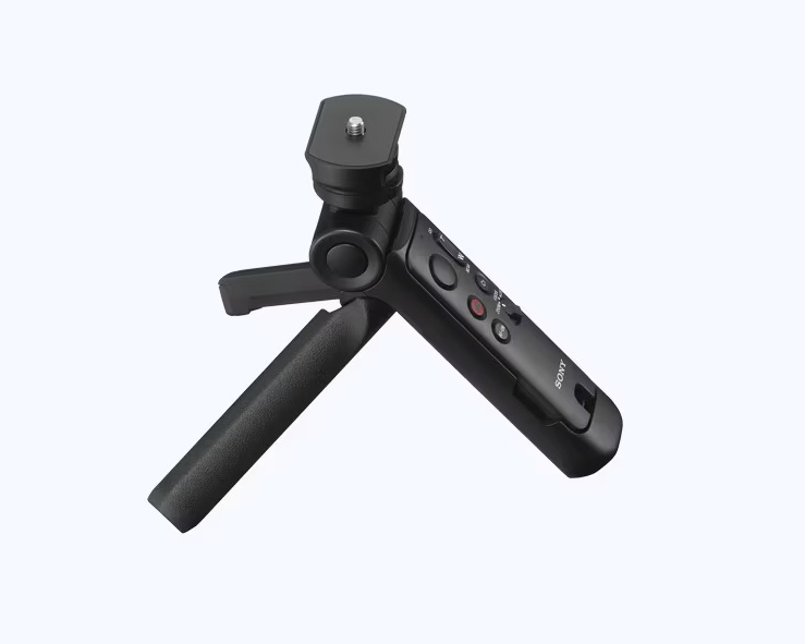 Düğmeli ve vidalı bağlantılı siyah Sony tutamaklı tripod.