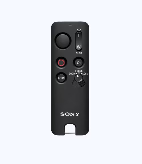 Yakınlaştırma/odaklama düğmesi ve düğmeleri olan siyah Sony uzaktan kumanda.