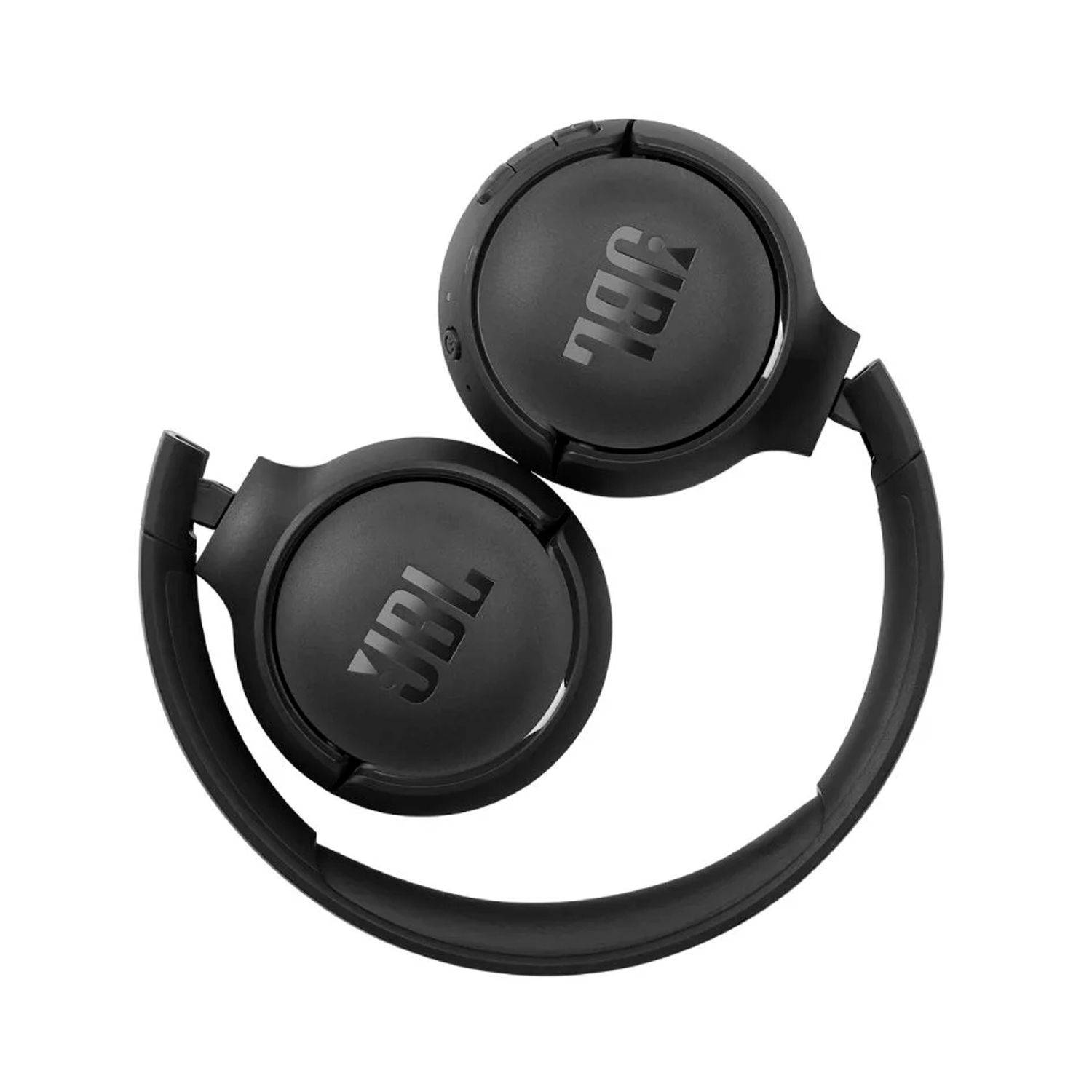 Auriculares JBL negros plegados sobre fondo blanco.