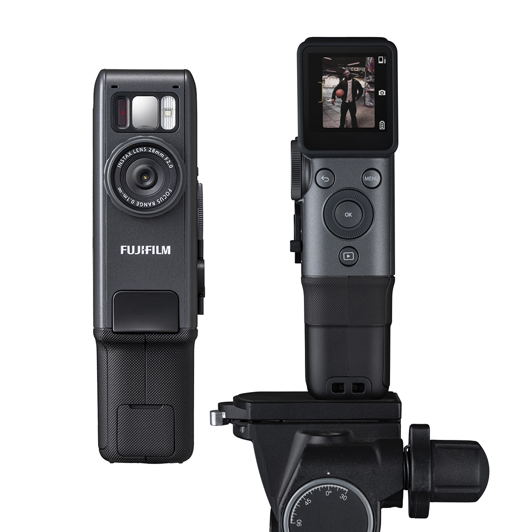İki siyah Fujifilm kamera, biri tripodda, odak lensli ve ekranlı.