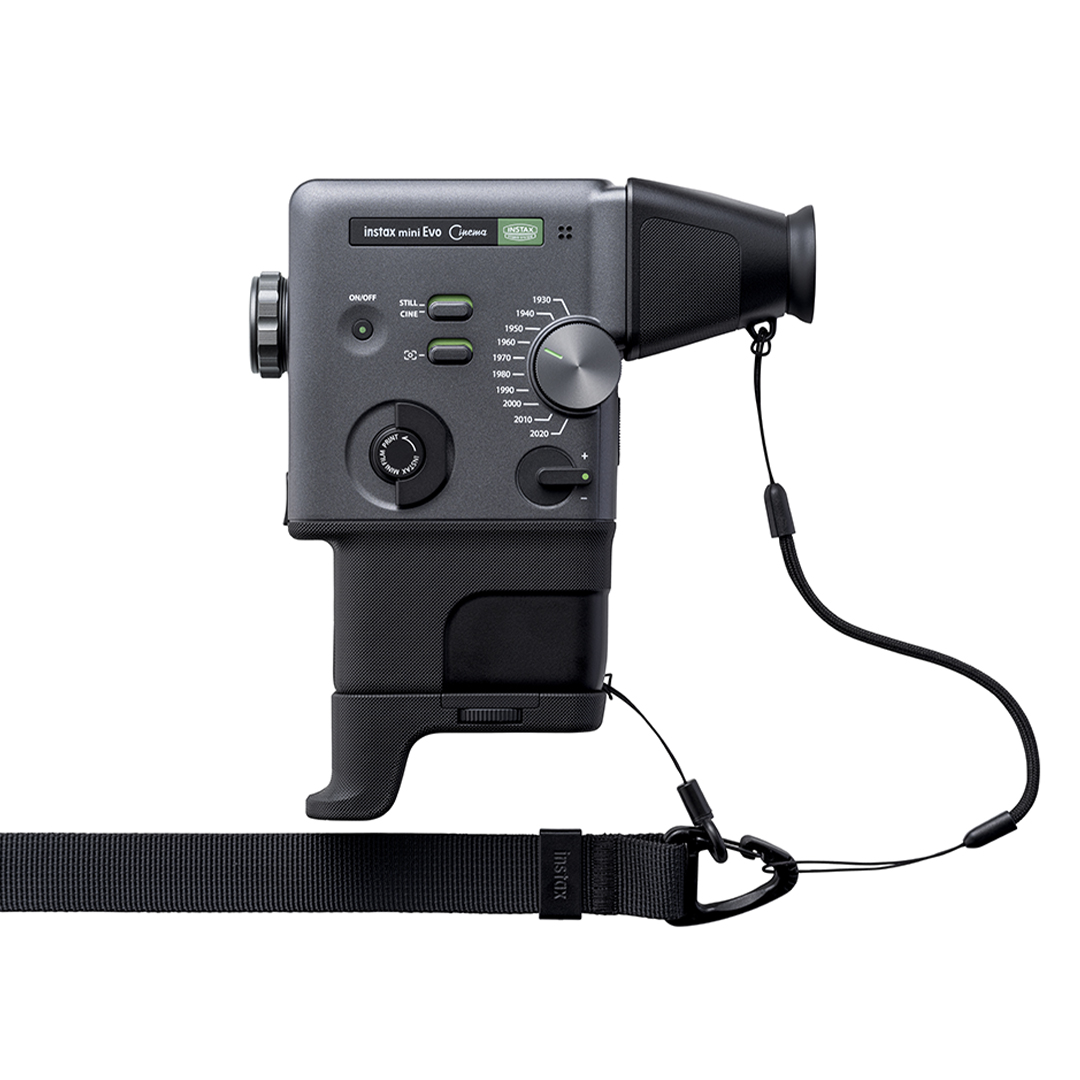 Kavrama ve kayışlı gri Instax Mini Evo kamera. Beyaz arka plan.