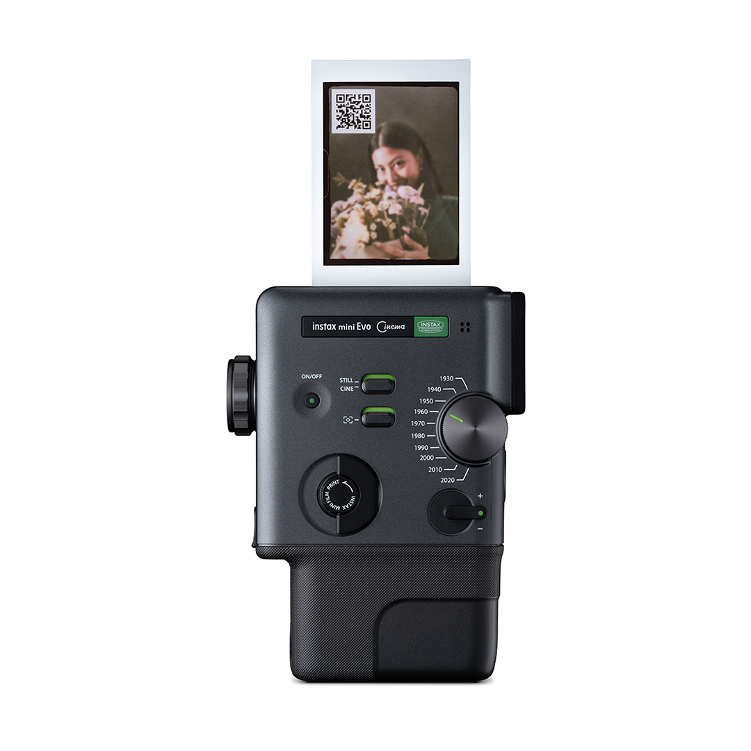 Instax Mini Evo kamera çiçek tutan kadının fotoğrafını basıyor. Fotoğrafta QR kodu.