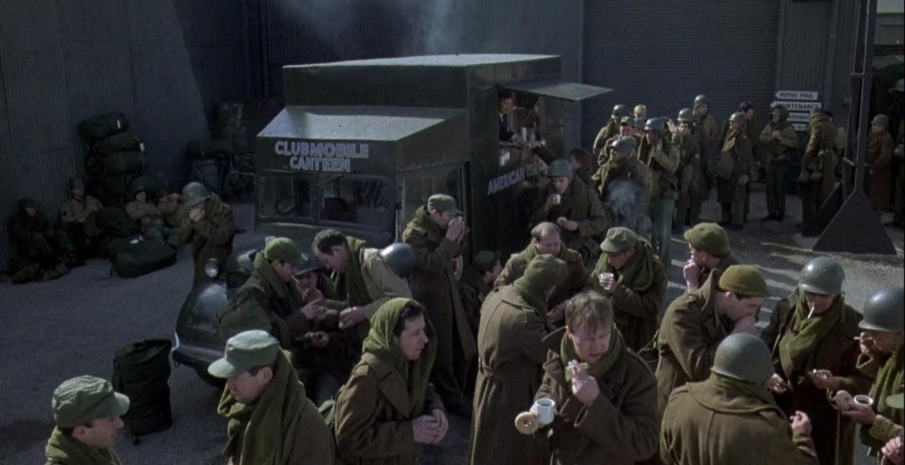 Soldaten trinken an einem Clubmobile-Imbisswagen.